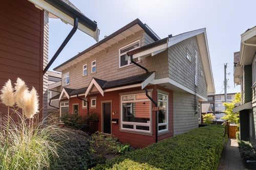 227 E 17th St, North Vancouver, BC, V7L2V8 | Card Image