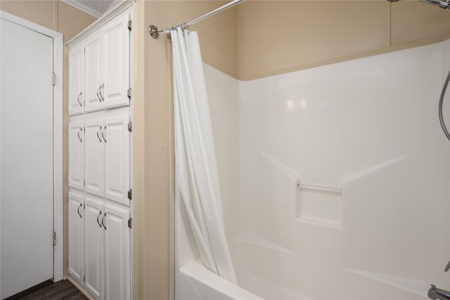 Bathroom with shower / bathtub combination with curtain | Image 22