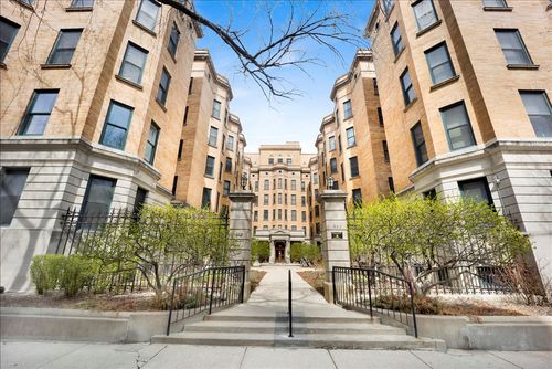 apt-2-550 Surf St, Chicago, IL, 60657-6077 | Card Image