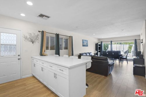 20243 Valerio St, Winnetka, CA, 91306-3042 | Card Image