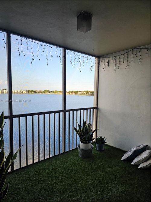 apt-409-114 Lake Emerald Dr, Oakland Park, FL, 33309-6250 | Card Image