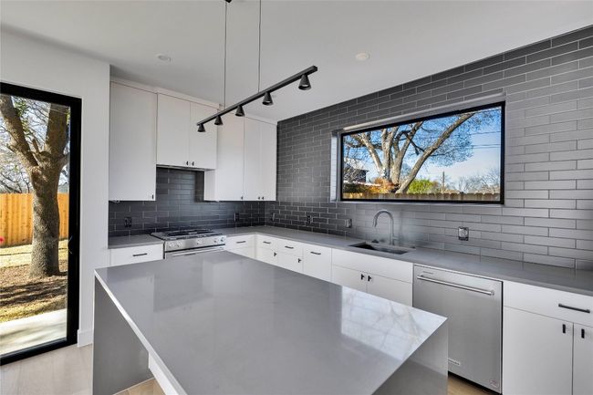 1804 Sylvan Dr, House other with 2 bedrooms, 3 bathrooms and 1 parking in Austin TX | Image 25