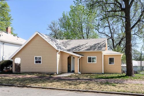 811 Dakota St, Leavenworth, KS, 66048-1389 | Card Image