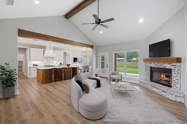 102 Tekla St, House other with 3 bedrooms, 2 bathrooms and 2 parking in Weimar TX | Image 4