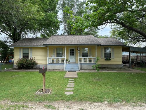1301 Ne 2nd St, Smithville, TX, 78957-2066 | Card Image