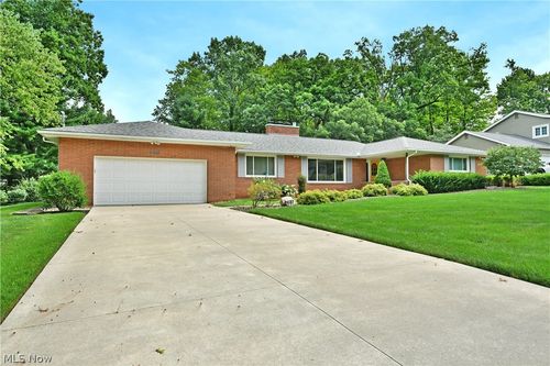 8637 Squirrel Hill Dr Ne, Warren, OH, 44484-2055 | Card Image