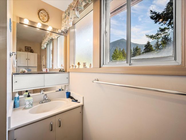38255 Vista Crescent, House other with 4 bedrooms, 2 bathrooms and 6 parking in Squamish BC | Image 19