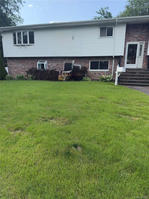 303 Alfred St, North Babylon, NY, 11703-3501 | Card Image