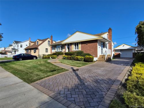 35 Elwood Ave, Hicksville, NY, 11801-5643 | Card Image