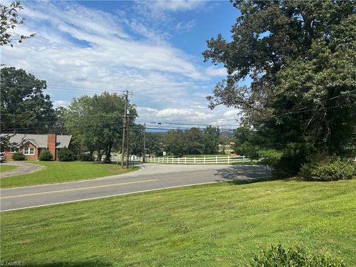 2384 Westfield Rd, Mount Airy, NC, 27030-9681 | Card Image