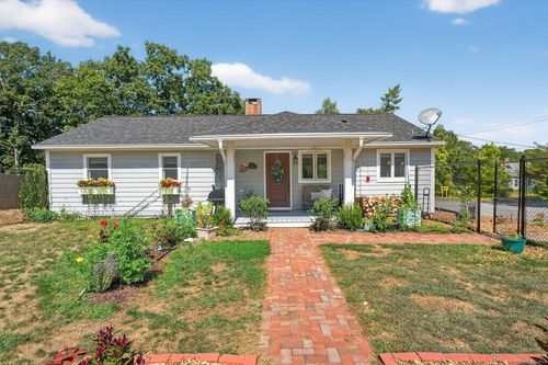 2 Menunketesuck Dr, Clinton, CT, 06413-1819 | Card Image