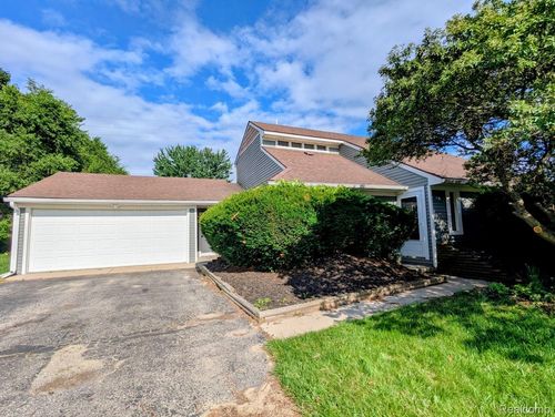2316 Crescent Lake Rd, Waterford Twp, MI, 48329-3733 | Card Image
