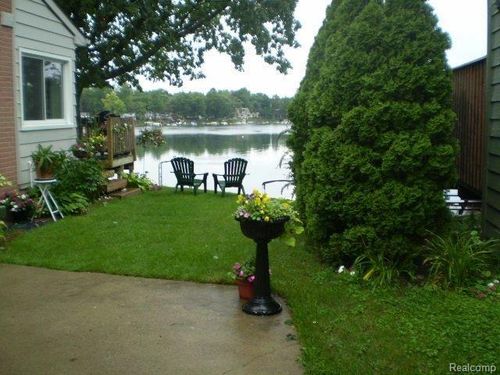 2913 Lansdowne Rd, Waterford Twp, MI, 48329-2951 | Card Image