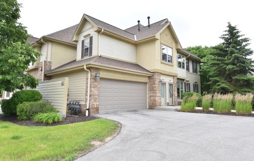 8619 S Deerwood Ln, Franklin, WI, 53132-8007 | Card Image
