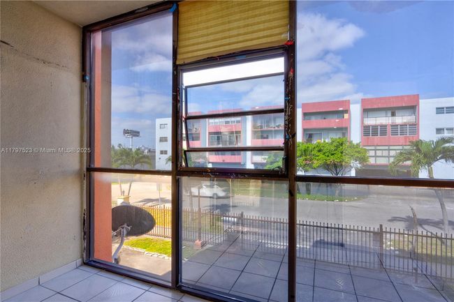 APT-220 - 6095 W 19 Th Ave, Condo with 2 bedrooms, 2 bathrooms and null parking in Hialeah FL | Image 4