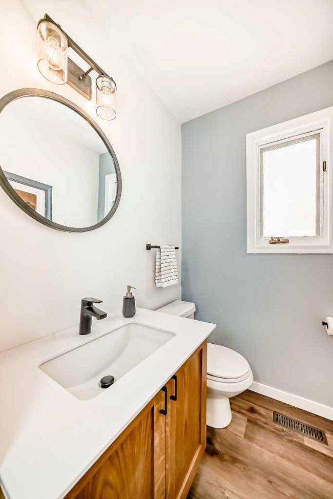 207 Coachway Rd Sw, House other with 3 bedrooms, 3 bathrooms and 2 parking in Calgary AB | Image 22