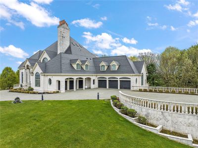 6200 Crown Place, House other with 5 bedrooms, 5 bathrooms and 7 parking in Collier Twp PA | Image 2