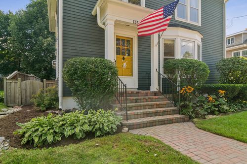 135 Russell St, Barrington, IL, 60010-4309 | Card Image