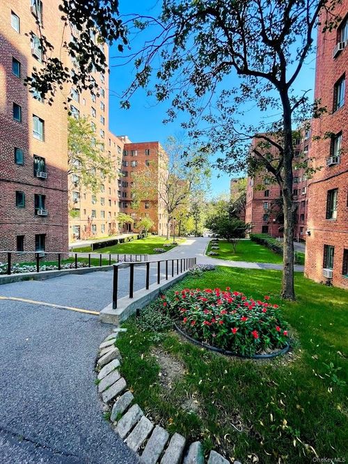 4h-1686 Metropolitan Avenue, New York, NY, 10462 | Card Image