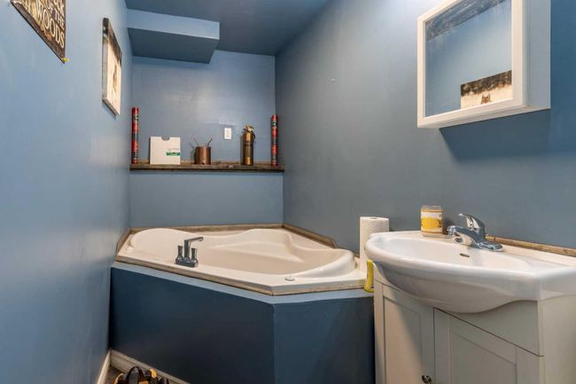 126 3 St, House other with 5 bedrooms, 2 bathrooms and 4 parking in Stirling AB | Image 28