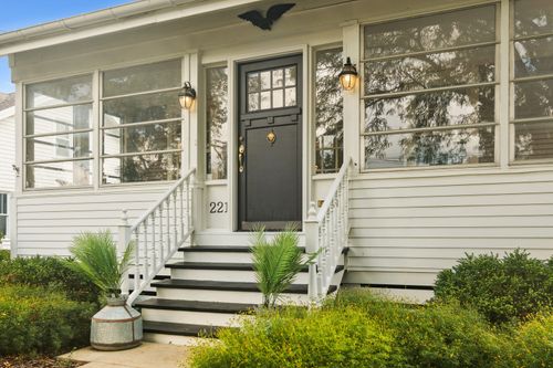 221 Coolidge Ave, Barrington, IL, 60010-4211 | Card Image