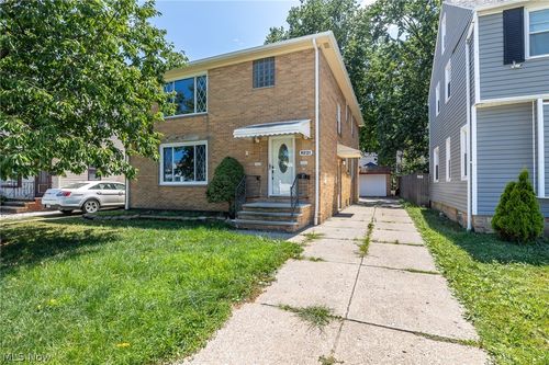 8221 Pelham Dr, Parma, OH, 44129-4303 | Card Image
