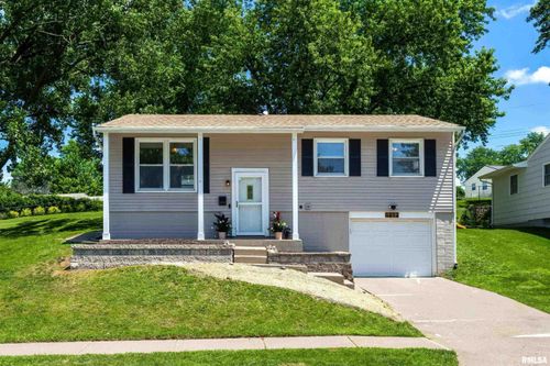 1272 Golden Valley Dr, Bettendorf, IA, 52722-2301 | Card Image