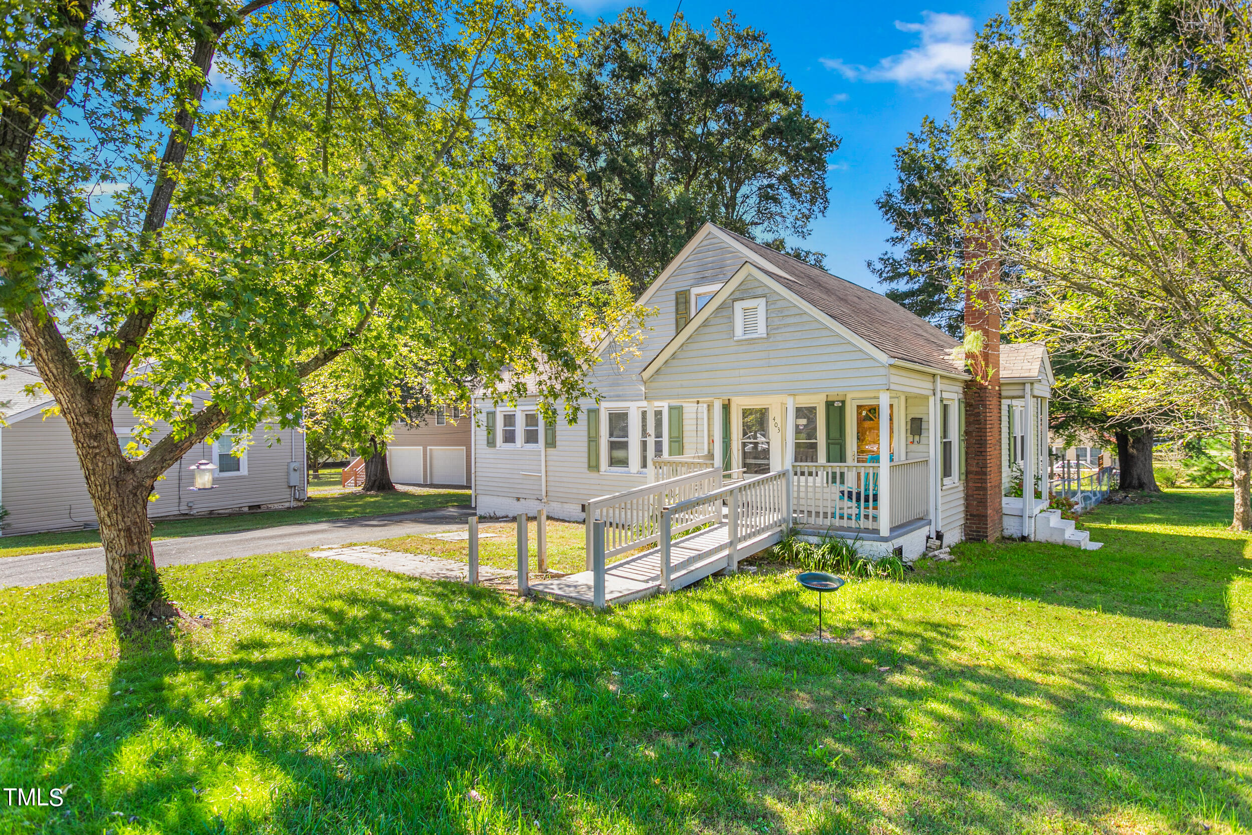 Hawthorne Ln, Burlington, NC 27215