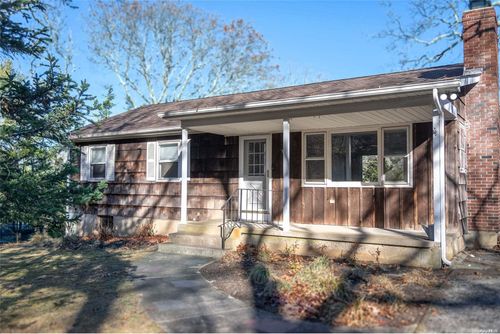 1810 N Oakwood Rd, Laurel, NY, 11948-1767 | Card Image