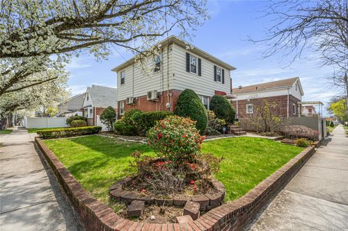 83 258th St, Glen Oaks, NY, 11004-1640 | Card Image