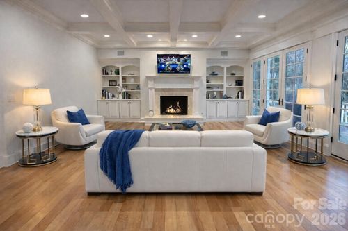 946 Laurel Creek Ln, Charlotte, NC, 28211-5251 | Card Image