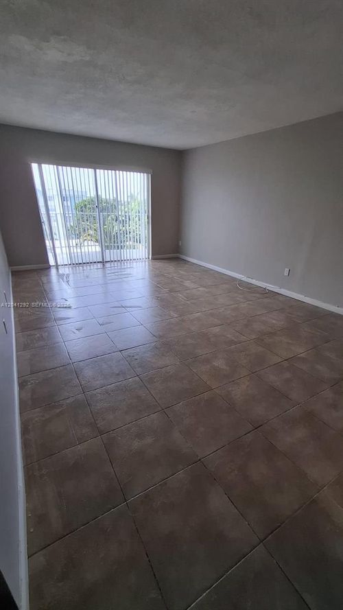 d612-496 Nw 165th Street Rd, Miami, FL, 33169-6466 | Card Image