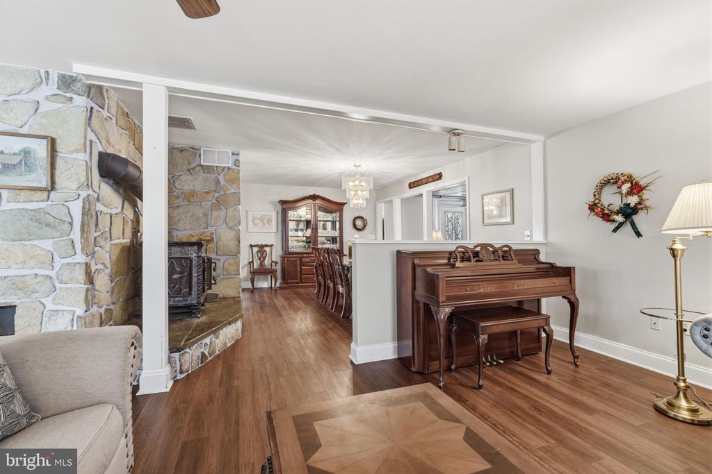 Residential in LEVITTOWN 4
