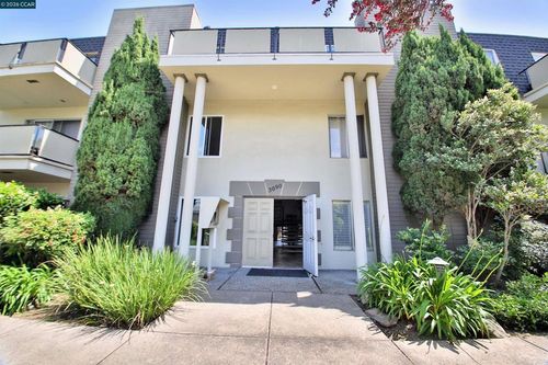 24-3090 Los Prados, San Mateo, CA, 94403 | Card Image