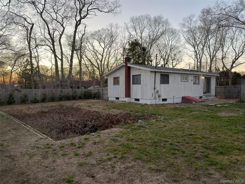 3 Louise Ct, Hampton Bays, NY, 11946-3077 | Card Image