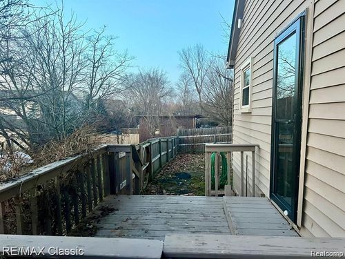 615 Leon Rd, Walled Lake, MI, 48390-3643 | Card Image