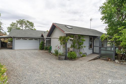 916 No See Um Rd, Chelan, WA, 98816-9511 | Card Image