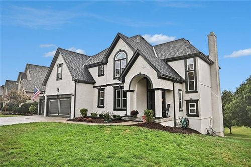 8008 Park Ridge Dr, Parkville, MO, 64152-3105 | Card Image