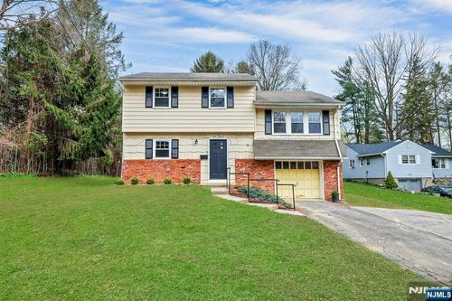 111 Moffatt Rd, Mahwah, NJ, 07430-1709 | Card Image