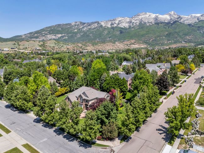 Aerial view of residential area featuring mountains | Image 33
