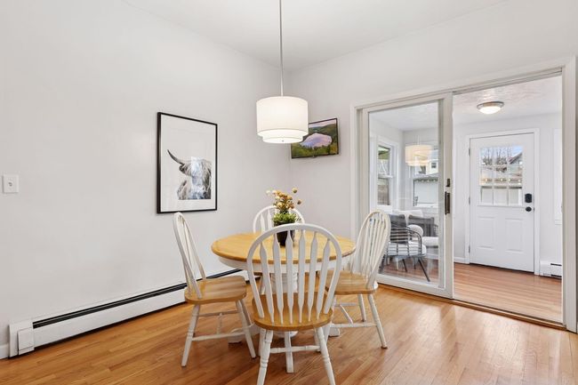 Enjoy casual meals or read the morning news in the cozy eat-in area. | Image 14