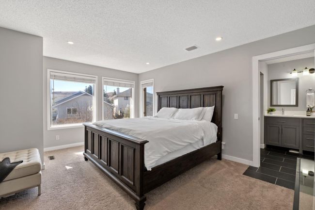 10979 Valley Ridge Drive Nw, Home with 3 bedrooms, 3 bathrooms and 4 parking in Calgary AB | Image 16