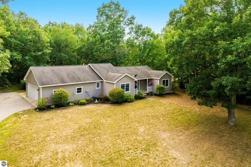 11777 Many Oaks Dr, Interlochen, MI, 49643-8419 | Card Image