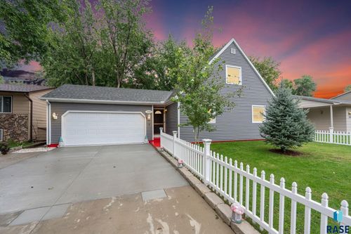 3204 S Greenwood Ave, Sioux Falls, SD, 57106-1097 | Card Image