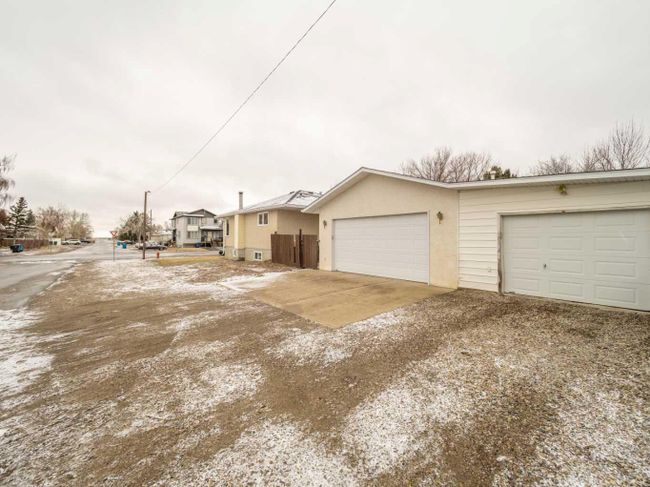 1106 41 Avenue N, Home with 4 bedrooms, 2 bathrooms and 5 parking in Lethbridge AB | Image 37