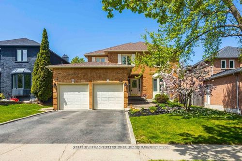 32 Nelson Cir, Newmarket, ON, L3X1R1 | Card Image