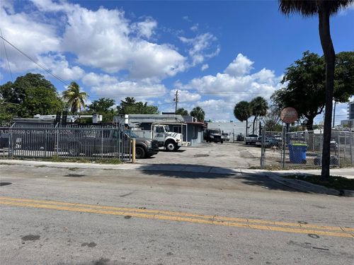 1910 Nw 17th Ave, Miami, FL, 33125-1544 | Card Image