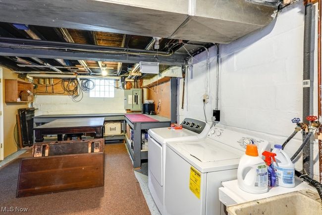 Laundry area featuring a sink, electric panel, a workshop area, laundry area, and independent washer and dryer | Image 29