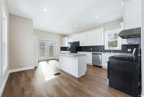 201 W Pine St, Pierceton, IN, 46562-9359 | Card Image