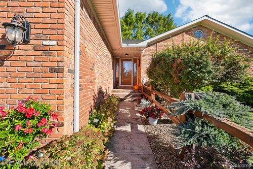 1200 Eagle Nest Dr, Oakland Twp, MI, 48306-1216 | Card Image